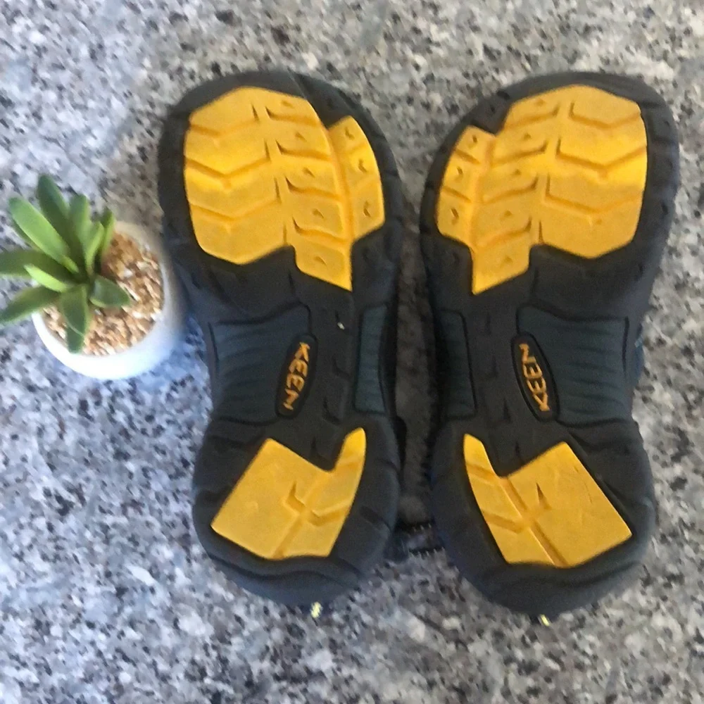 KEEN Kids Teal WATERPROOF ToeCovered SANDALS 8.5” long